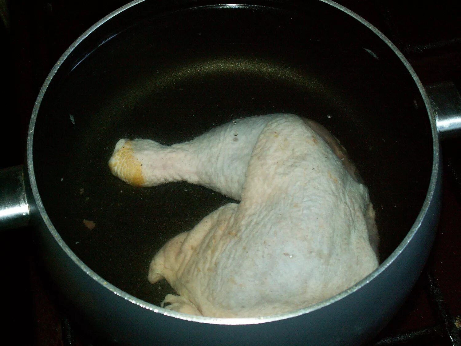 Варить курицу для супа после закипания. Бульон с курицей. Куриные окорочка в кастрюле. Куриные ножки в кастрюле.