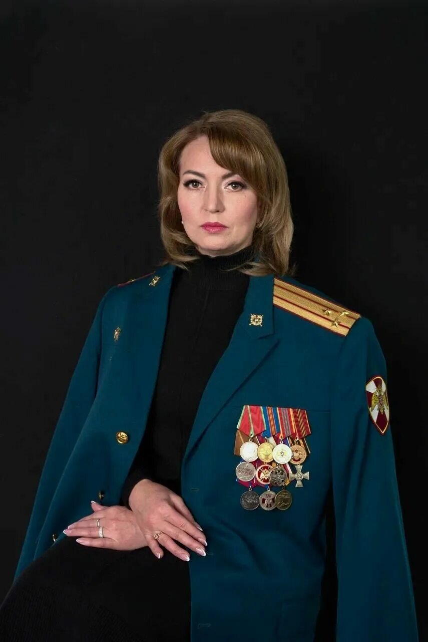 Супруги участников СВО сфотографировались в кителях мужей и написали им письма R