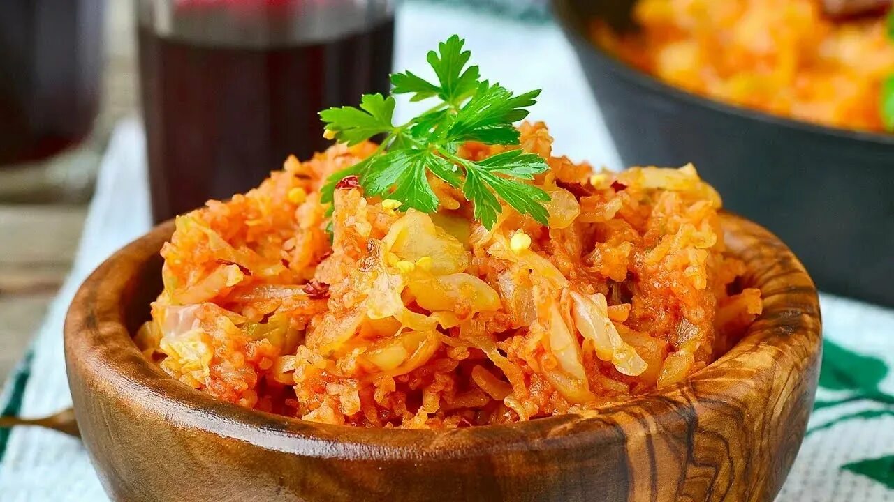 Приготовление свежей капусты с мясом. Капуста тушеная бигус. бигус в тушенная капуста. бигус с квашеной капустой. бигос с мясом.