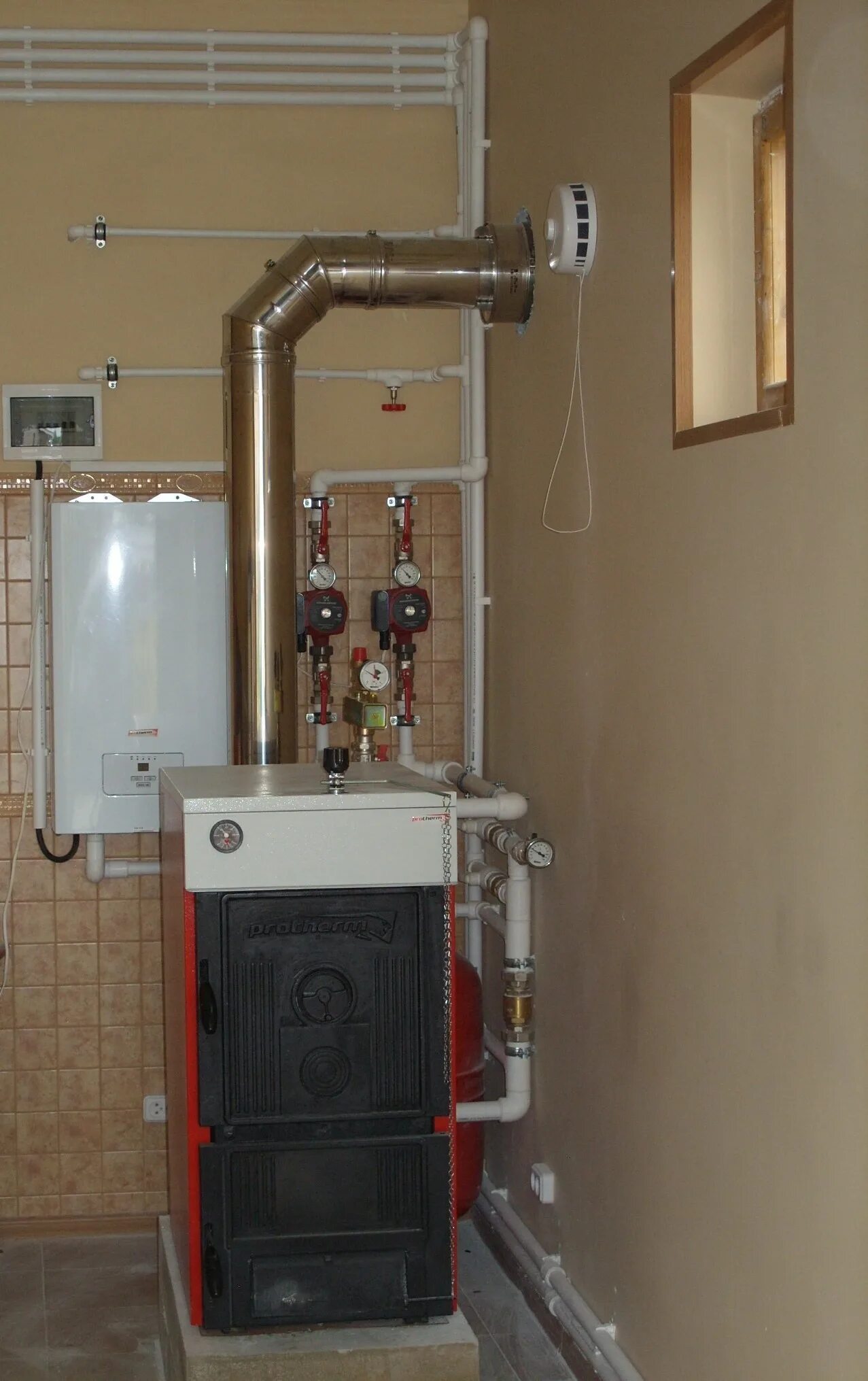 как правильно поставить котел в доме. газовый котёл и электрокотелл. напольный газовый котел для отопления частного дома до 100м2. котел в частном доме. как правильно поставить котел в доме.