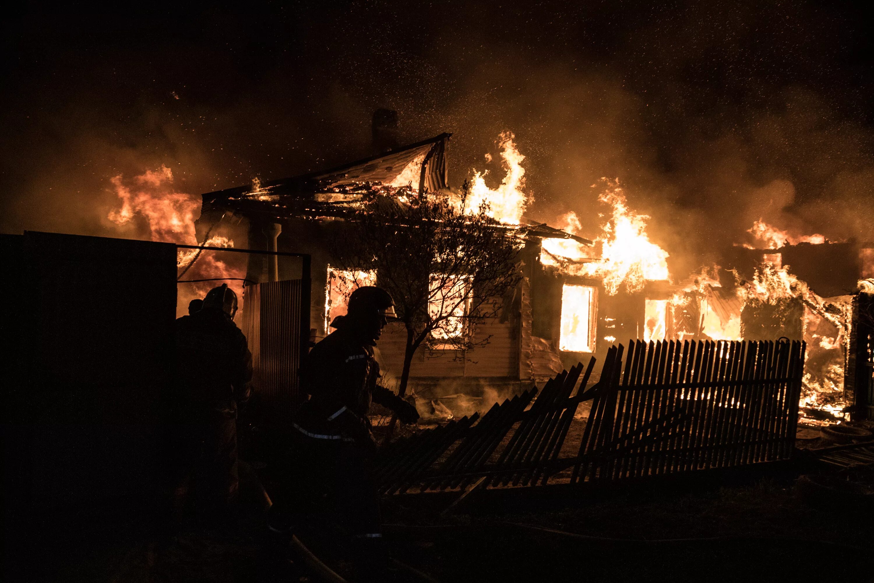 Пожар. Пожар в частном секторе. Горящий дом. Пожары в жилых домах.