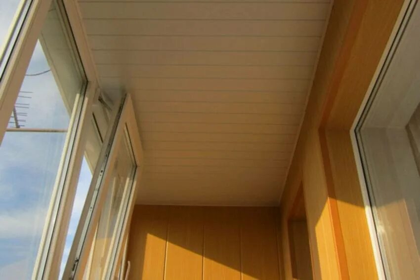 Потолок на балконе. Отделка потолка на балконе. Пластиковый потолок на лоджии. Отделка потолка на лоджии.