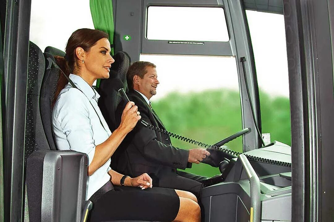 Вооруженный воин сопровождавший рыцаря. Как называется сопровождающий человек. Как называется сопровождающий человек. Сопровождение по. Экскурсовод в автобусе.