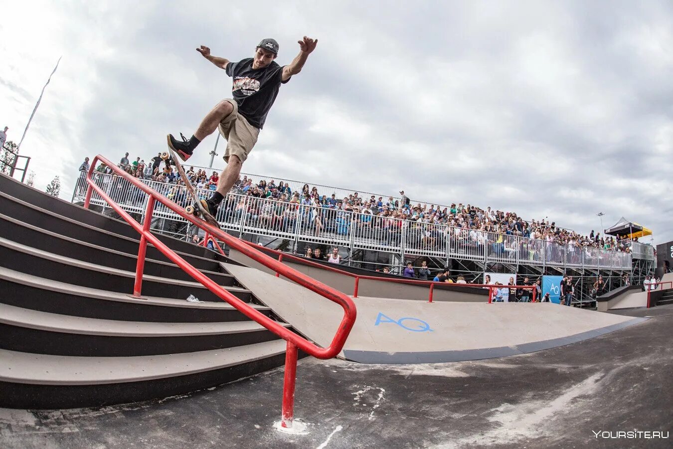 Лоу кикер рампа. Новый скейт парк 5 августа. Скейт парк рампа р10. Кикер скейт парк. Площадка для роллеров.