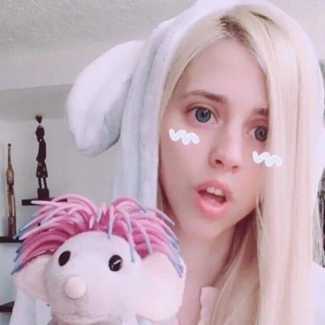 WikaToriia is broadcasting, come and join in! Long hair styles, Hair styles, Bea