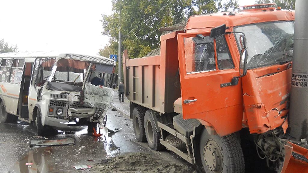 ПАЗ 3205 разбитый. Столкновение автобуса и КАМАЗА. Пазик аварии