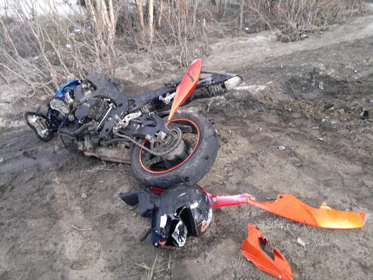 Мотоцикл после аварии. Разбитый мотоцикл мотоленд 200.