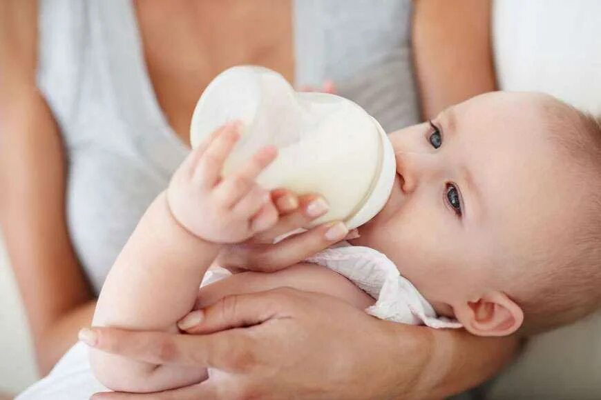 Мама молока пить. Вскармливание новорожденных. Грудное вскармливание новорожденных. Искусственное вскармливание новорожденного. Малыш и грудное вскармливание.