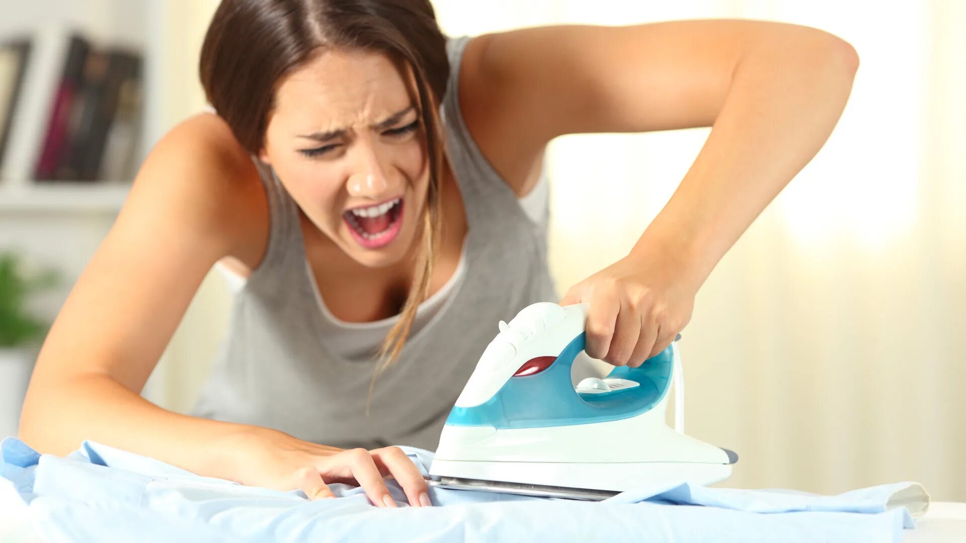 Бытовой травматизм ожог. Утюг для детей. Палец в кастрюлю. Обжогся. Человек утюг.