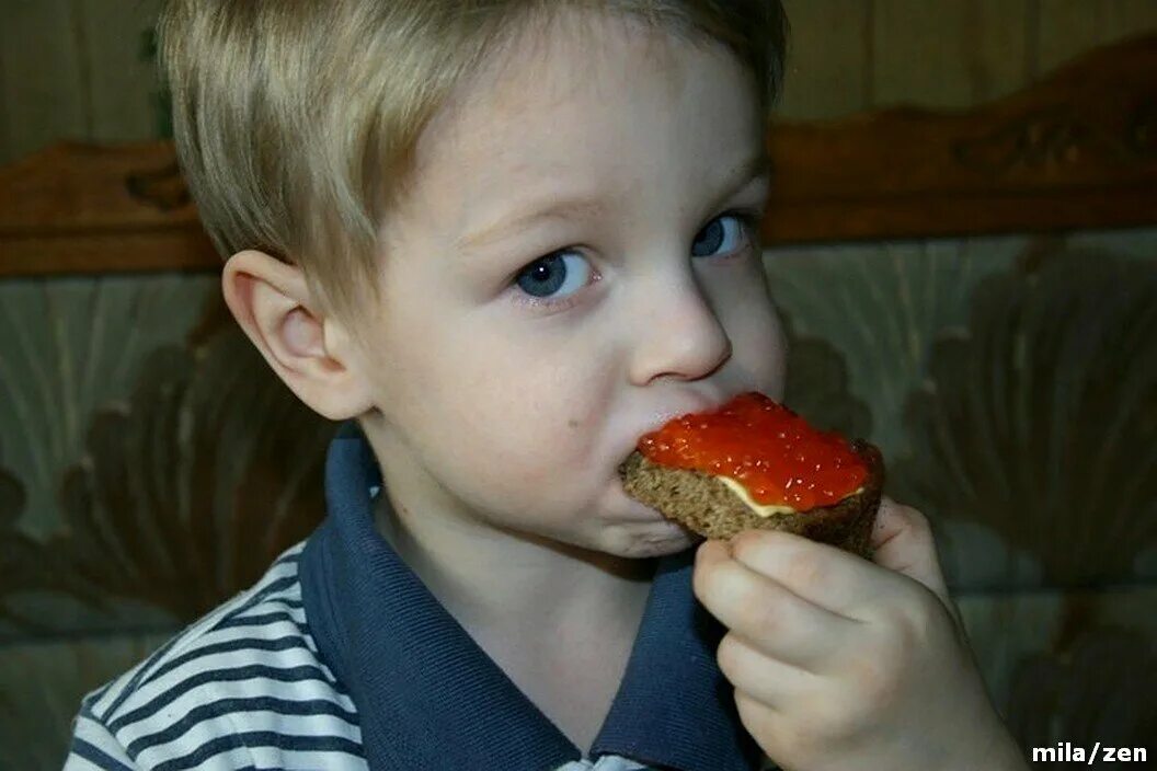 Малыш с ложкой. Можно ли детям есть красную. Ребенок с красной икрой. Можно ли детям есть красную. Можно ли детям есть красную.