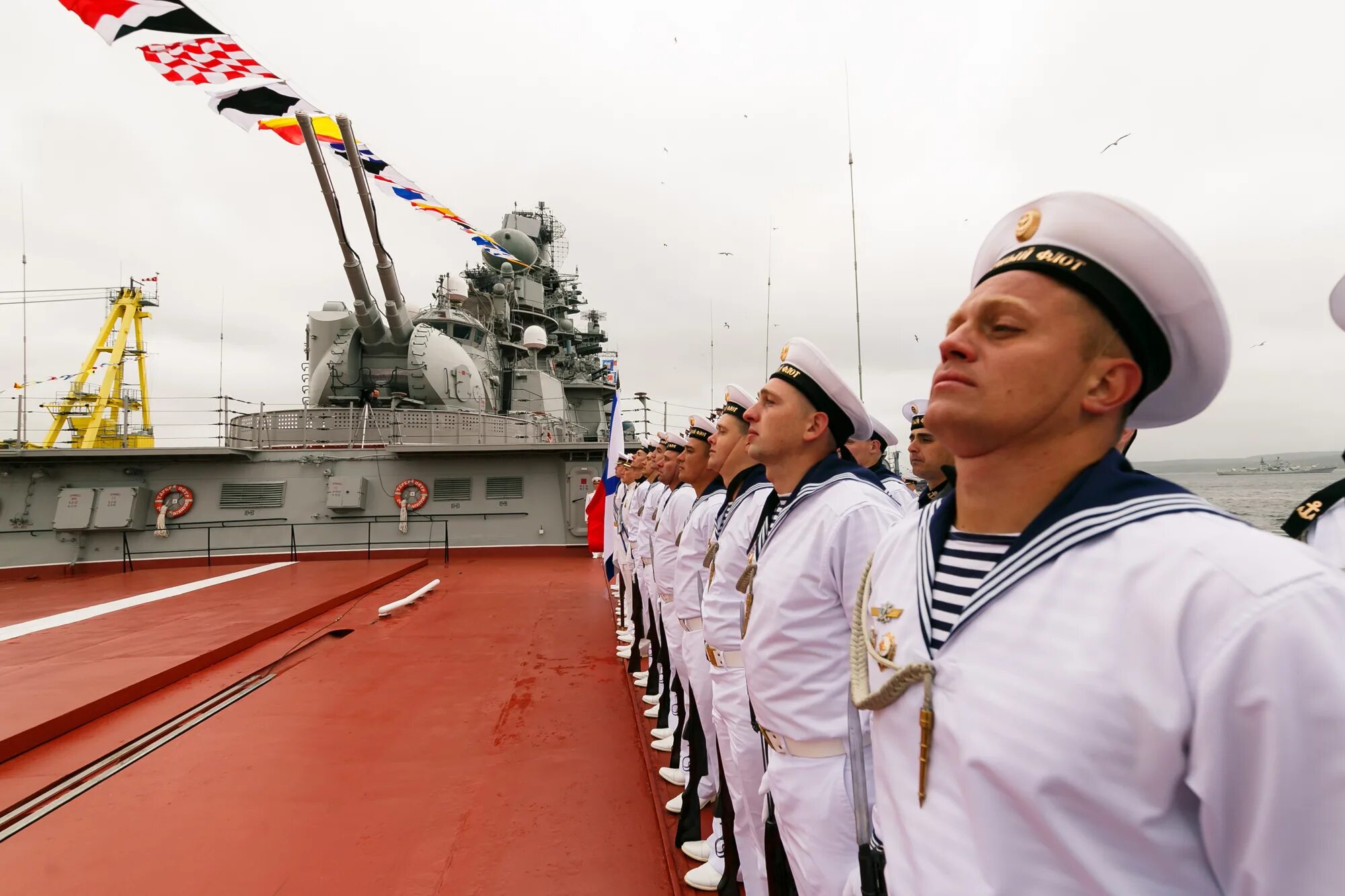 Моряк военно морского флота. Северный флот Североморск армия. ВМФ РФ матросы Северный флот. День военно-морского флота Североморск. Парад ВМФ Североморск.