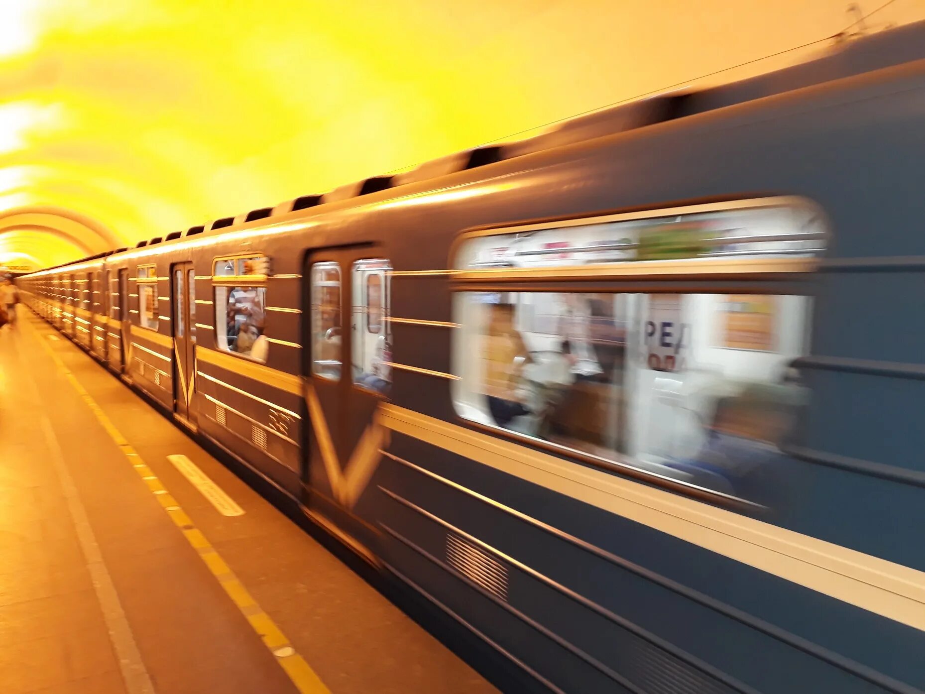 Ретропоезд метро СПБ экскурсия. Поезд метро. Оранжевый поезд метро. Красивые поезда метро. Ночной ретро поезд метро