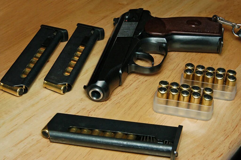 Пм макарова резинострел. Оружие резинострел. Оснастка для заряжания патронов акм. Переделка стартового револьвера в травматический. Холостой патрон от беретта 92.