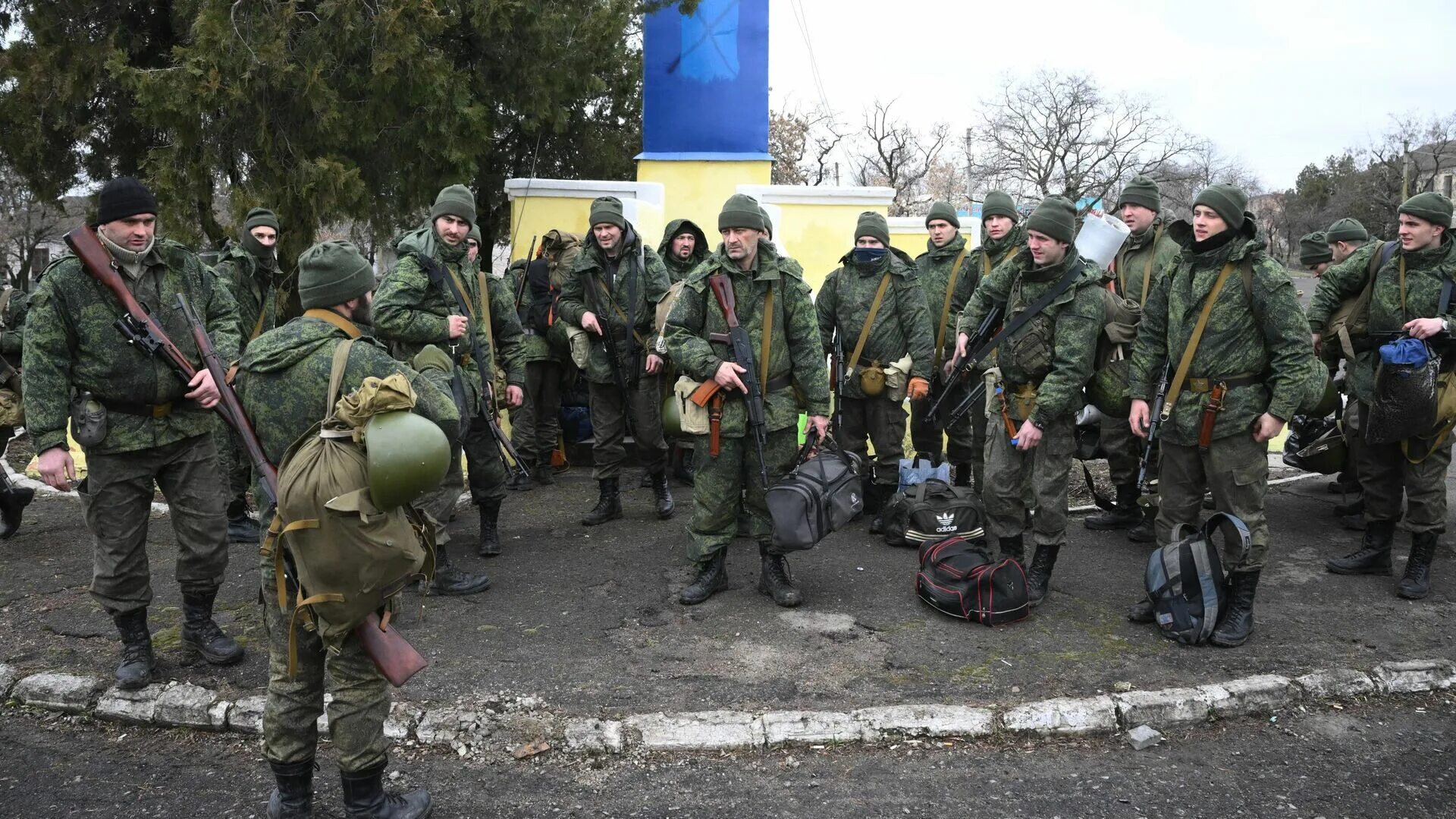 Операция в запорожской области. Представитель народной милиции ДНР. Бои в Мариуполе 2022. Бои за Мариуполь 2022 российские войска. Сражение за Мариуполь 2022.