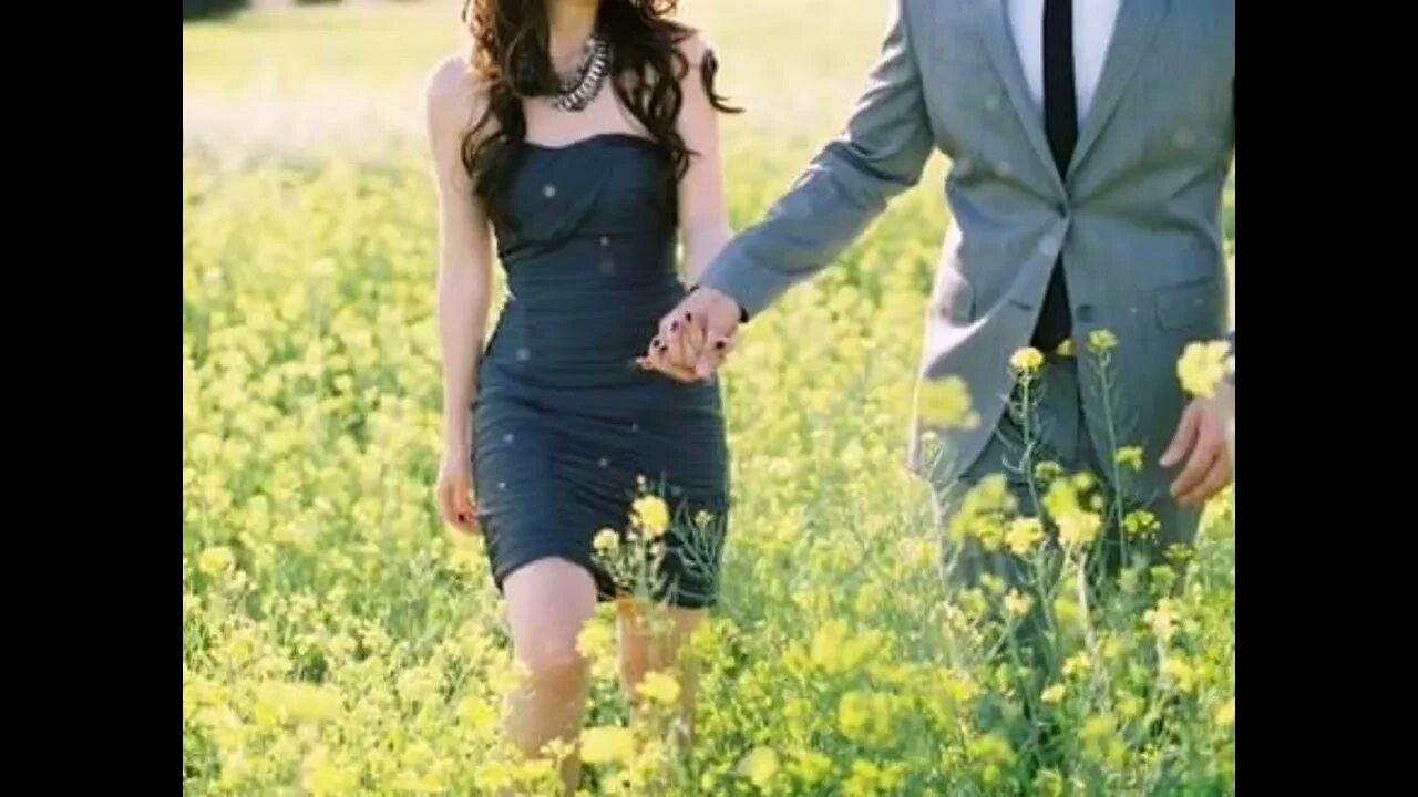 Как девушка ведет с другом. Как девушка ведет с другом. Девушка и мужчина в кафе. Мурад османн следую за мной. Мужчина ведет женщину.