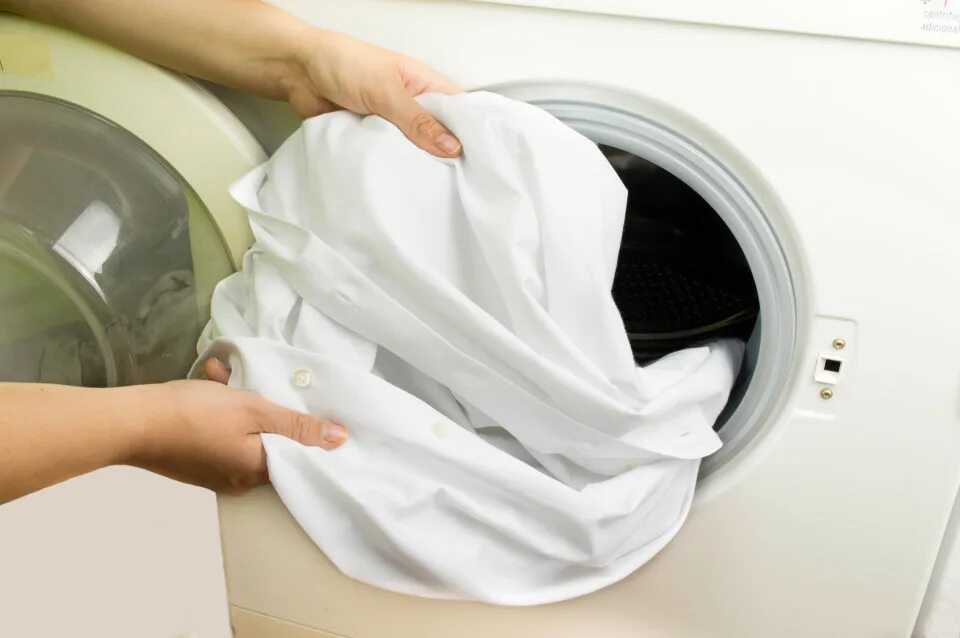 Как постирать полотенце в домашних условиях. Стирка белого белья. Чистое белье. Стиральная машина с бельем. Белые вещи в стиральной машине.