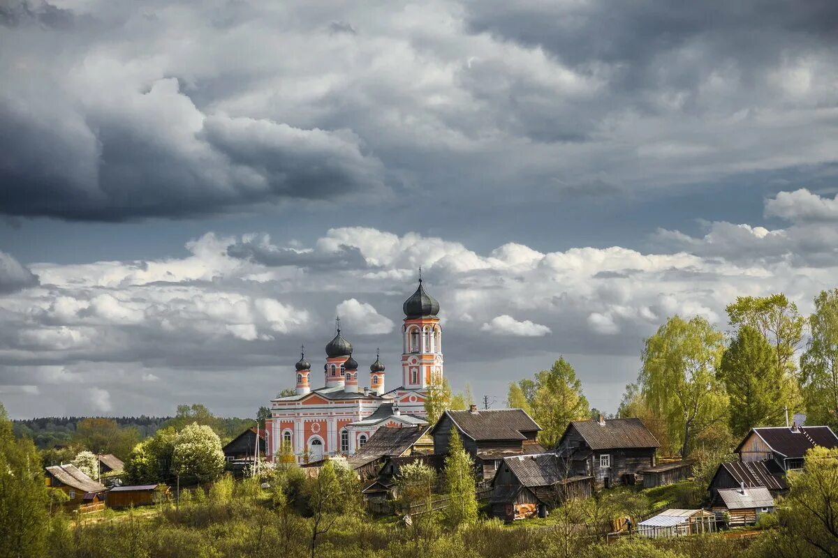 Поселок Крестцы Новгородская Губерния. Деревня Крестцы Новгородская область. Троицкий храм в Крестцах Новгородская область. Храм Святой Троицы Крестцы Новгородской. Новгородская область крестцы на неделю