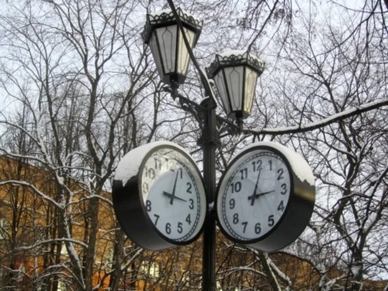 Часы уличные на кронштейне. Уличные часы в японии. Уличные часы. Старинные уличные часы. Часы городские уличные.