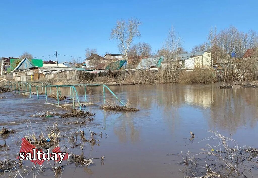 Соль илецк паводок сегодня. Река Песчанка соль Илецк. Речка Песчанка в соль Илецке. Река Илек соль Илецк. Соль Илецк Песчанка Песчанка река.