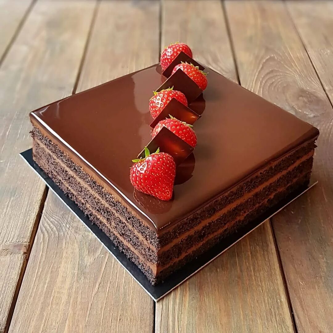 Торт шоко шок. Шоколадно клубничный торт. Торт с шоколадным декором. Красивый торт с клубникой. Квадратный торт.