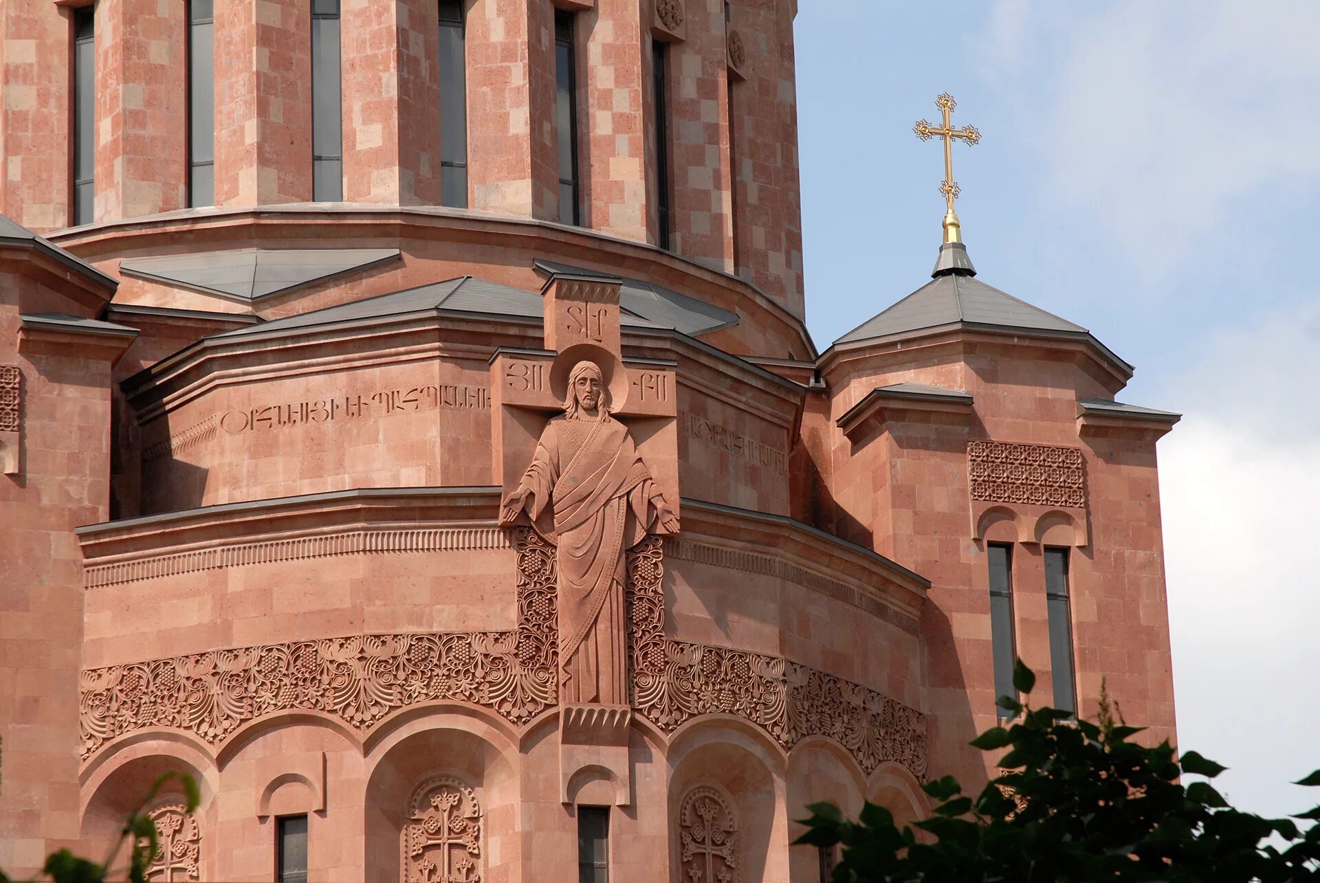 Можно ли в армянскую церковь. Апостольская Церковь Армении. ААЦ армянская Апостольская Церковь. Армянский храмовый комплекс Москва. Армянская Апостольская Церковь Олимпийский проспект.