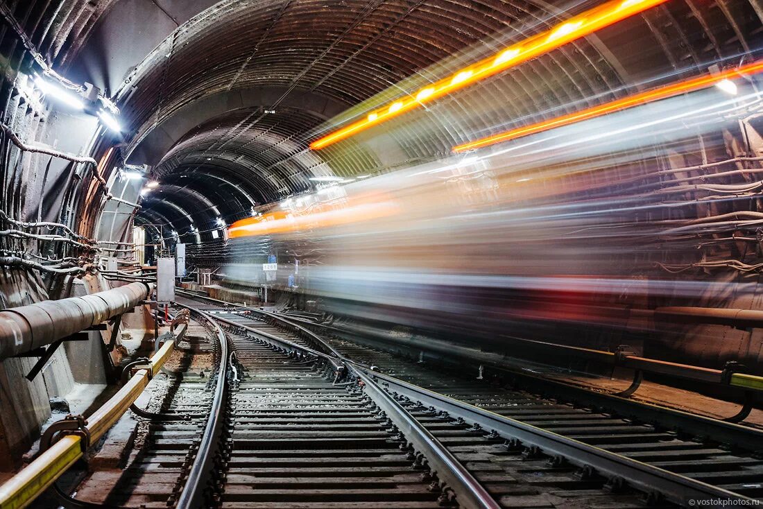 Метро 495. Контактный рельс метрополитена. контактный рельс мосметро. контактный рельс в московском метро. рельсы метро.