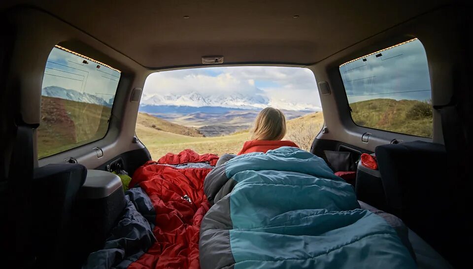 Сон машина едет задним. Фотография за рулем. Дорога глазами водителей. Человек спит в машине. Девушка спит на заднем сидении.