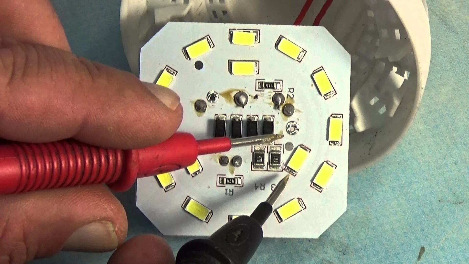 Мультиметр прозвонка диодной лампочки. Прозвонить led лампы. Проверить led светодиоды мультиметром. Как проверить диод в лампочке мультиметром. Как поменять диод