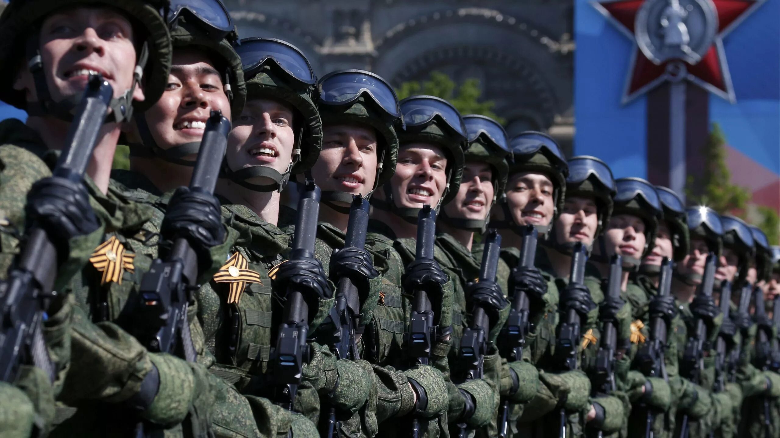 Военный парад. Солдаты на параде. Российская армия парад. Русские солдаты на параде.