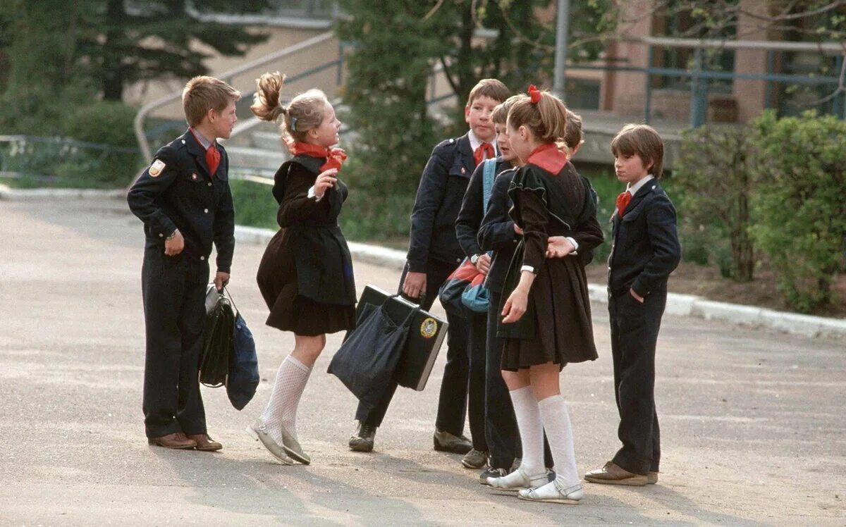 Школьные годы дети. Школьники СССР. Советские дети идут в школу. Школьная форма советского Союза. Счастливые советские школьники.