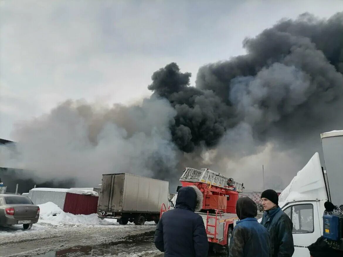 Сковородка с огнем. Загорелся казан. Горящее масло. Загорелся казан. В казани сгорел дом.