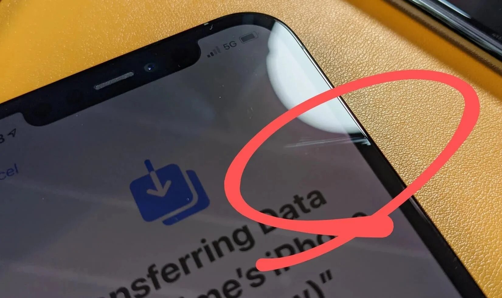 Царапина на стекле смартфона. Царапины на экране iphone. глубокие царапины на экране телефона. iphone 12 царапины экран. царапина на экране айфона.