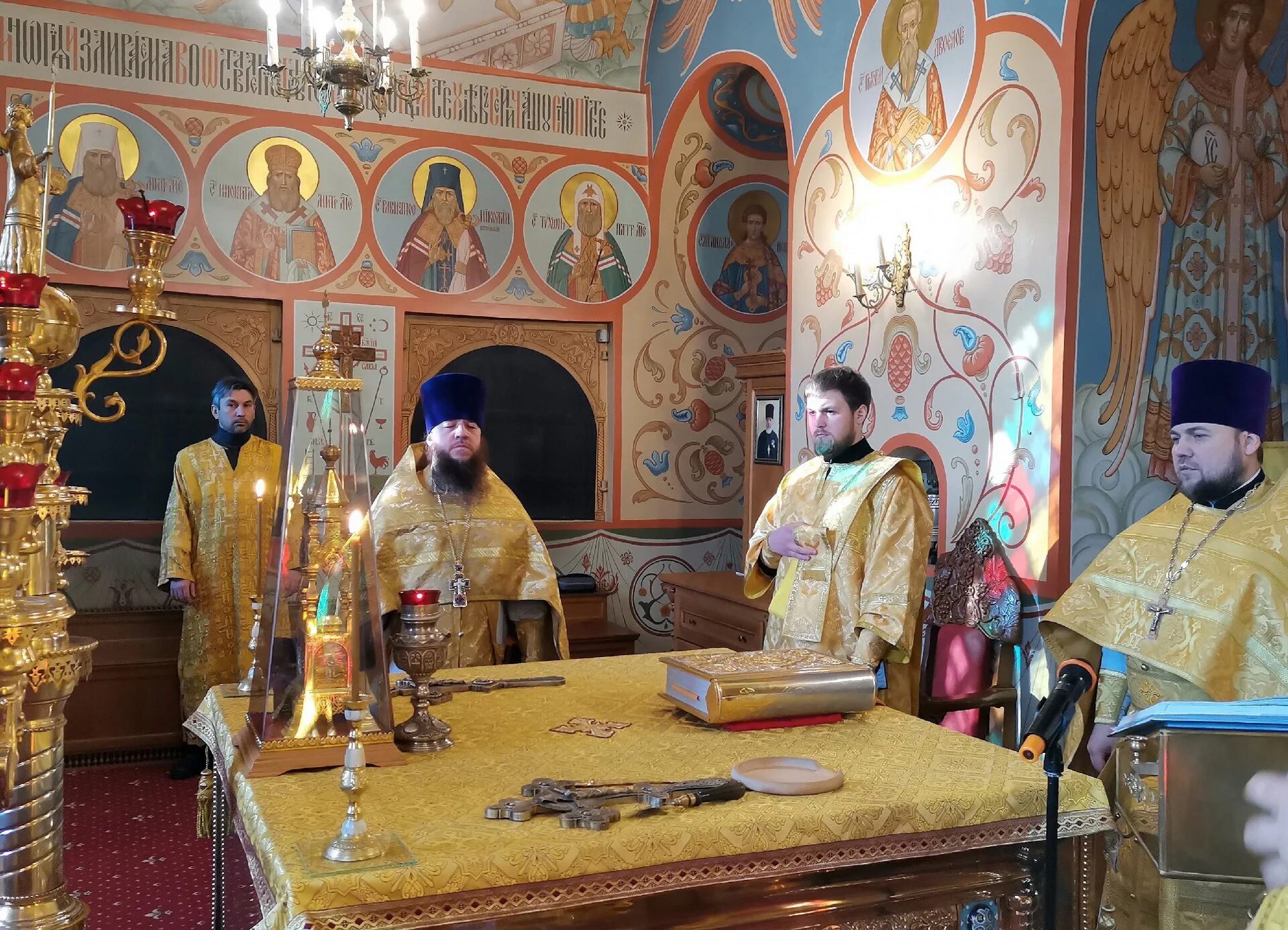 службы в храме коломенское. иконы церкви в коломенском. службы в храме коломенское. службы в храме коломенское. храм христа спасителя кирилл.