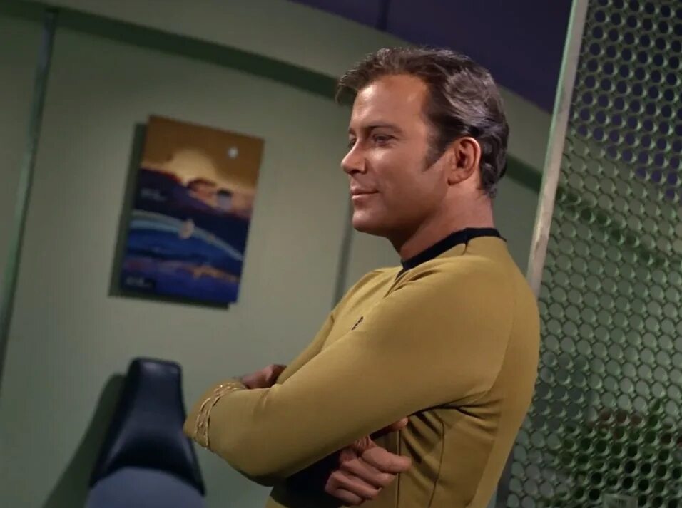 Спок и т принг. Кирк звездный путь. Капитан джеймс тиберий кирк. Уильям шетнер. Кирк 3.