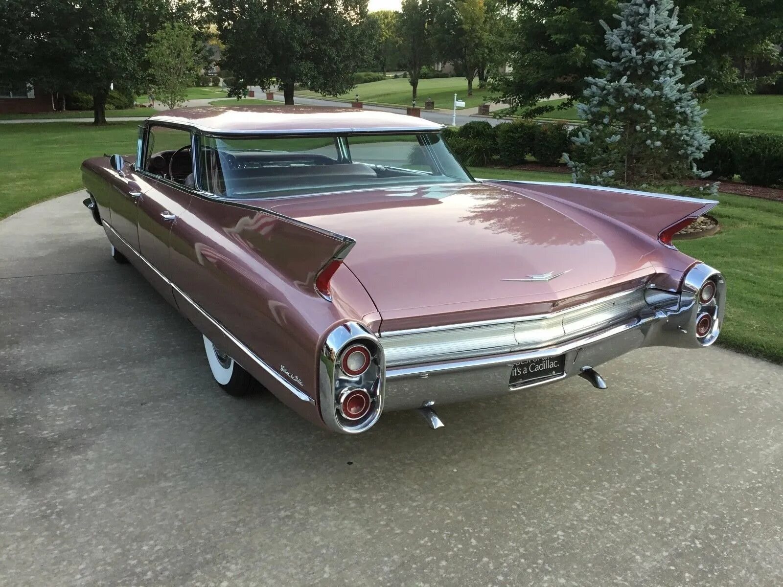 Кадиллак девиль старый. Cadillac 1960. Кадиллак девиль ретро. Кадиллак де виль. Cadillac deville 1 поколение.