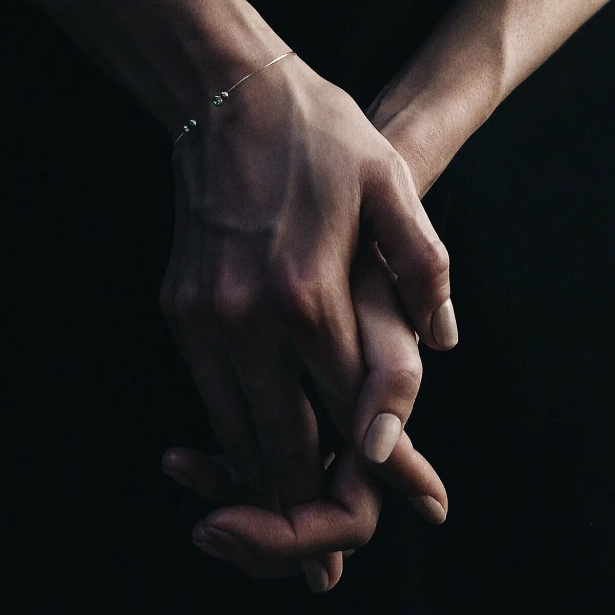 Прикосновение рук. Сплетенные руки. Мужская и женская рука. Переплетенные руки мужчины и женщины.