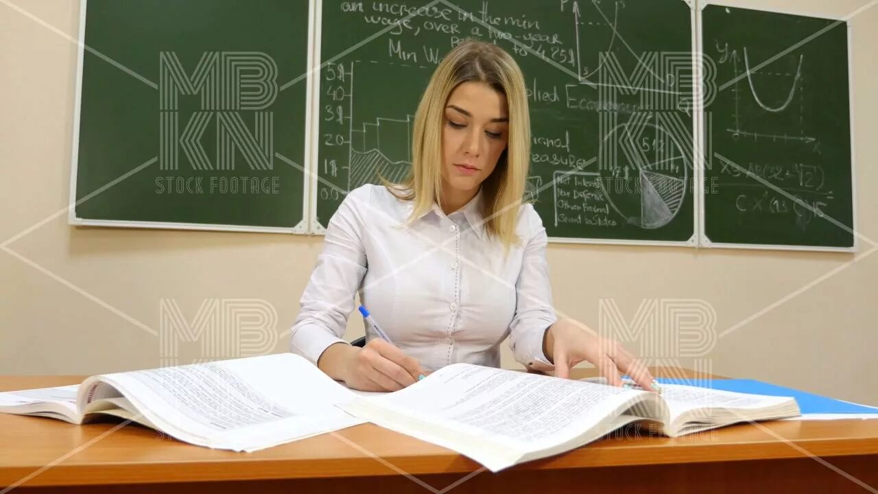 Учитель пишет в тетради. Учитель пишет программу фото. Teacher checking copybooks. Фото как учитель пишет карандашом.