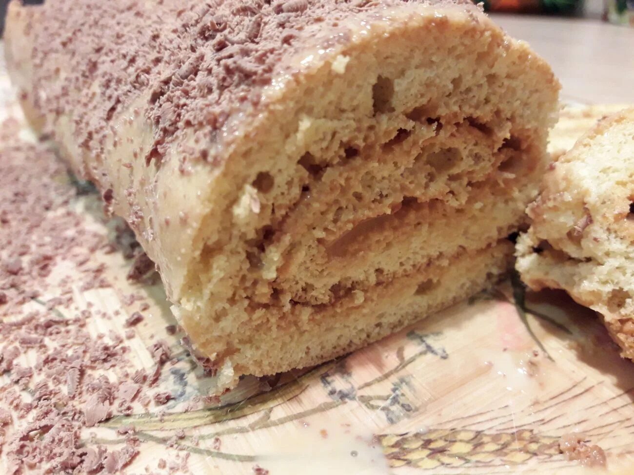 Рулет со сгущенкой. Рулет со сгущенкой. Домашний бисквитный рулет со сгущенкой. Рулет с варёной сгущёнкой и бананом. Рулет из сгущенки на скорую руку.