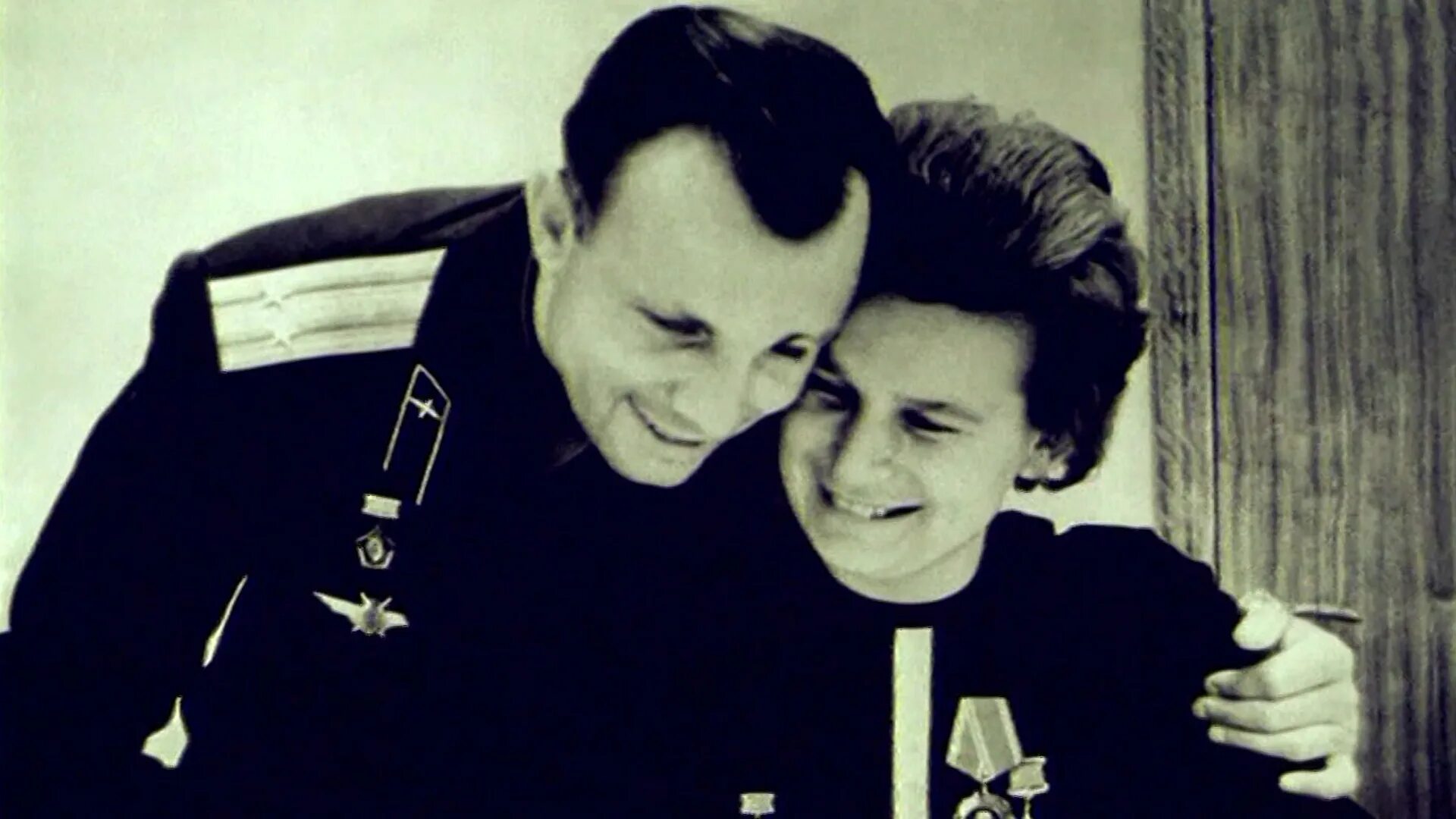 Гагарин первая награда после первого полета. Терешкова орден Гагарина. Отец Юрия Гагарина.