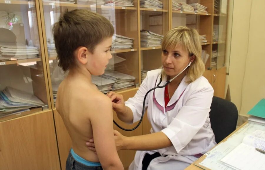 ортопед медосмотр. что проверяет хирург на медосмотре в школе. подростки и медицина. парни в военкомате у уролога. школьники на медосмотре.