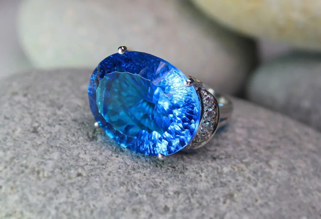 синий турмалин камень. кольцо с синим камнем бижутерия. сапфир 942. полудрагоценные камни топаз. алпанит цв топаз.