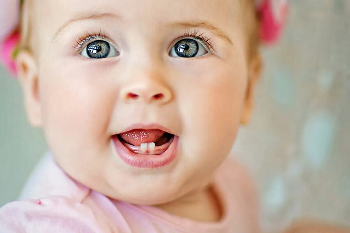 Режутся зубы 2 года. Улыбка ребенка. Ребенок улыбается. Красивые зубы у детей.