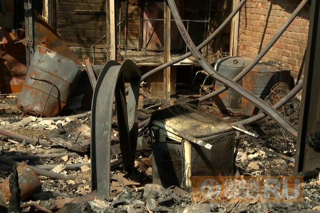 Продать сгоревшую. Сгоревший особняк в Челябинске. Сгоревший особняк на Ильинке. Фото сгоревшего особняка. Оренбург баллоны на пожаре в почтовом переулке.