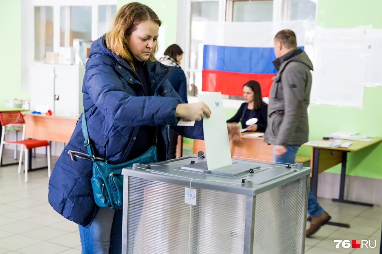 Выборы пройдут 3 дня. Голосование на выборах. выборы урна для голосования. кабинки для голосования на выборах. люди голосуют на выборах.