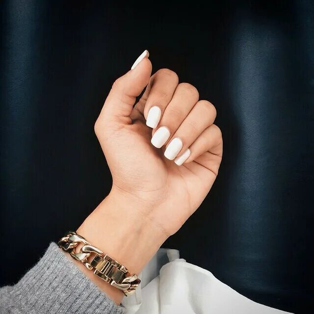 Рука с маникюром. Маникюр разные руки. Детские ногти длинные. Рука девушки. Красивые руки.