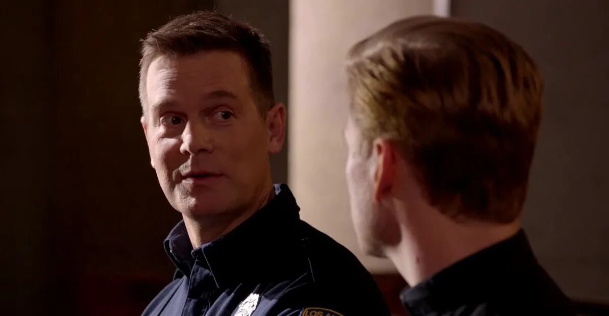 Оливер старк сериал 911. Спасите 9. Ре 8 промо. Анджела бассетт 911 служба спасения. 911 служба спасения сериал постер.