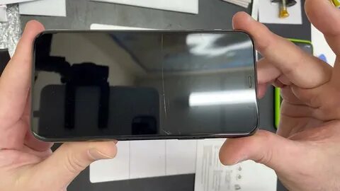 Царапина на защитном стекле телефона