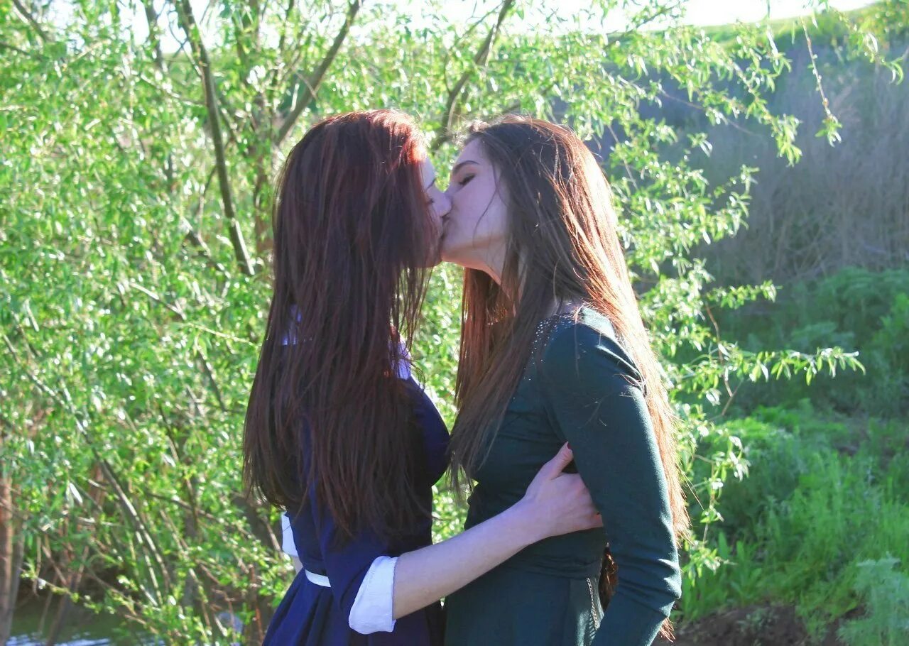 Девочки с другом целуются. Поцелуй девушек в школе. Девочки друг с другом. Поцелуй двух девушек. Поцелуй двух девушек в школе.