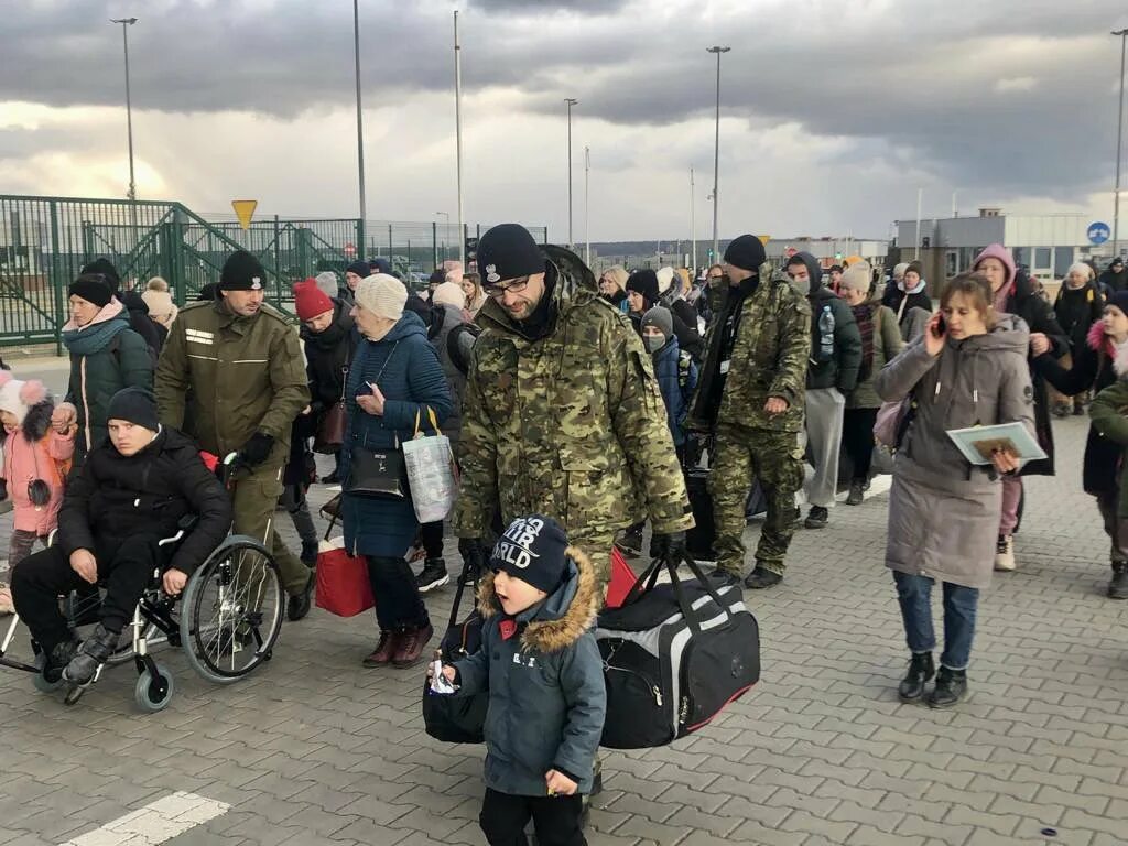 Граница польша украина сегодня. Украинские беженцы. Польско-украинская граница. Украино польская граница. Очередь на границе беженцы Украины.