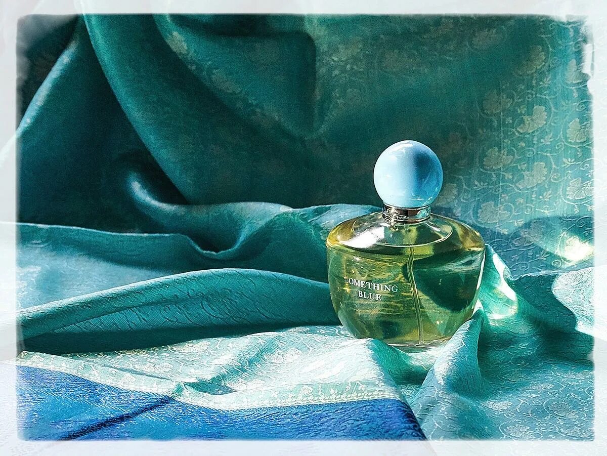 Something Blue Oscar de la Renta. Аромат Самтинг Блю Оскар. Оскар де ла рента Самтинг Блю реклама аромата. Осрам де ла рента духи.